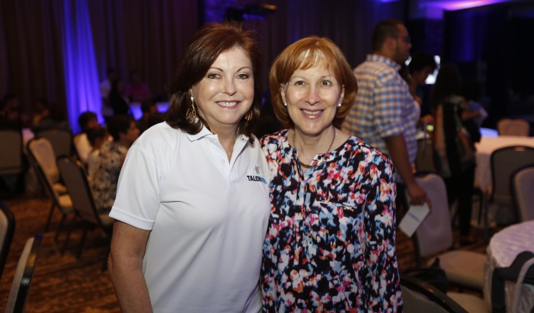 1.  Roxana Méndez y Anabella de Vallarino. 