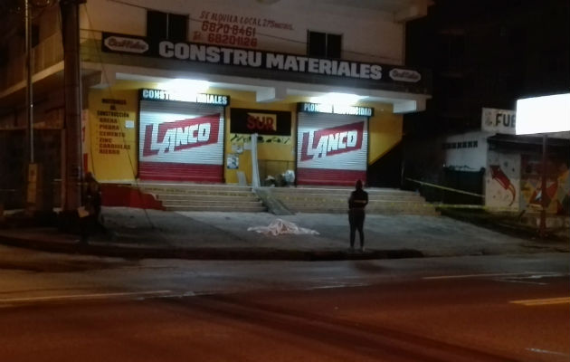 El hoy occiso quedó tirado en el estacionamiento. Foto: Eric Ariel Montenegro. 