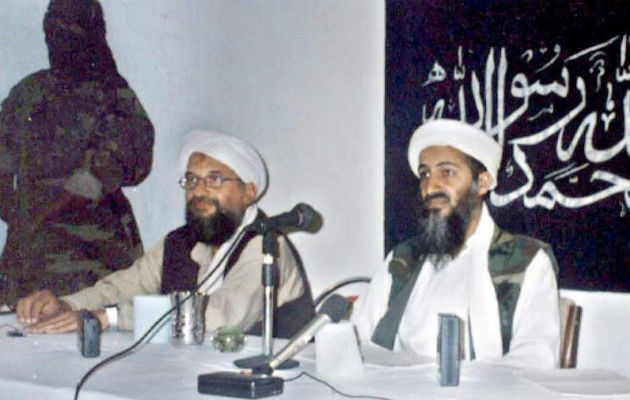El disidente saudí y líder de Al Qaeda, Osama Bin Laden (dcha.), flanqueado por el líder islamista egipcio y segundo de Al Qaeda, Ayman Al Zawahiri (c). Foto: EFE