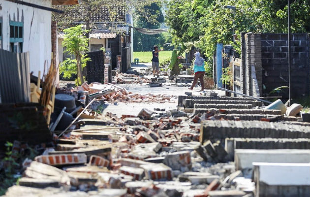 Miles de casas y edificios se han hundido a causa de la sacudida que hasta las ocho de la mañana hora local (00. 00 GMT) había sido seguida por 132 réplica.