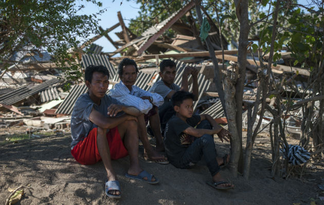 La población afectada por el terremoto, esperan la ayuda de las autoridades. FOTO/AP