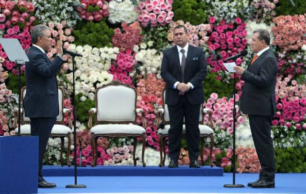 El nuevo presidente colombiano, Iván Duque Márquez (i), participa junto al presidente del Senado, Ernesto Macías, en la toma de posesión. FOTO/EFE