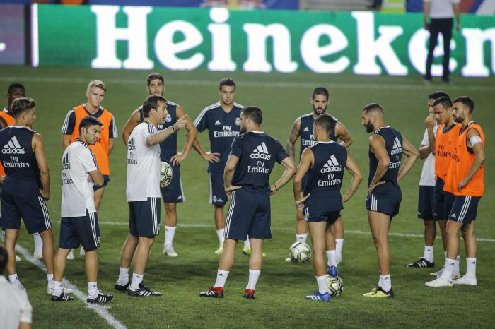 El entrenador del Real Madrid, Julen Lopetegui (3i), se dirige a sus jugadores durante el entrenamiento. Foto EFE