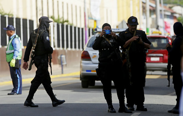 Un grupo de policías antidisturbios permanece en una calle que da entrada al barrio indígena Monimbó. FOTO/EFE