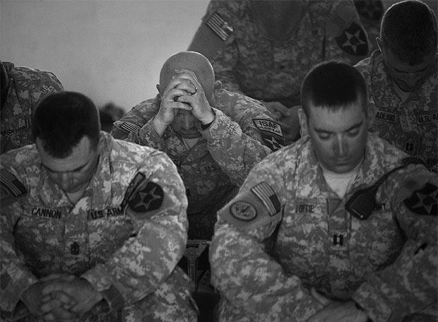 Soldados oran con mucha disciplina militar y moral.