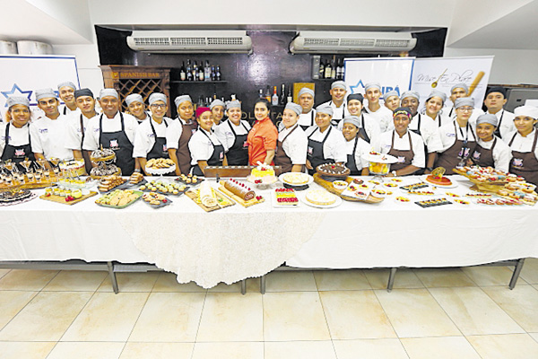 Los 29 chicos junto a la chef Rita Moreno.
