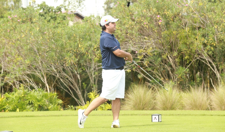 1.  Luis Cargiulo ejecuta un tiro largo durante el torneo de Omar Alfanno. /Foto Anayansi Gamez