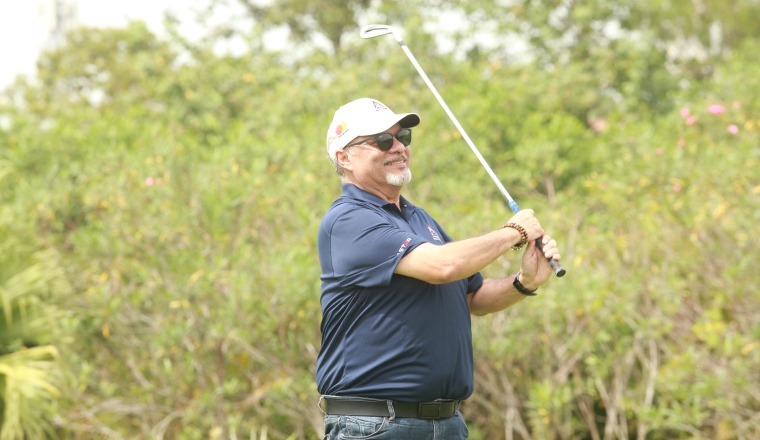 3.  Omar Alfanno disfruta jugar golf durante su tiempo libre. Es su otra pasión.