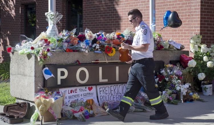 La Policía reveló los nombres de los dos agentes muertos.