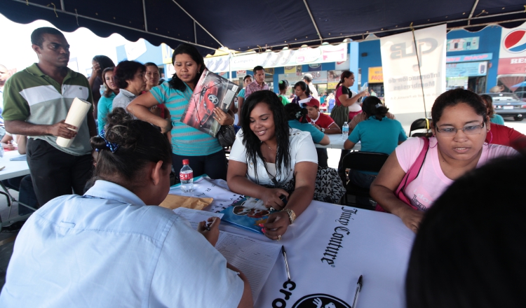 Panameños buscan empleo. /Foto Archivo