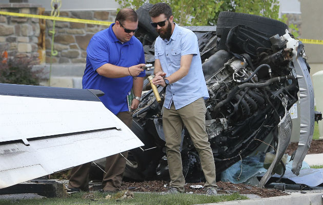 Funcionarios de la Administración Federal de Aviación investigan la escena de un accidente de avión en Payson, Utah, el lunes 13 de agosto de 2018. Las autoridades dicen que el pequeño avión se estrelló contra una casa en Utah, matando al piloto. FOTO/AP