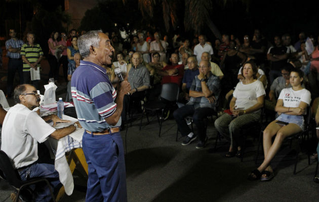 El militar Arnaldo Tamayo Méndez (i), primer latinoamericano en el espacio, en una asamblea de discusión  para la Constitución. FOTO/EFE