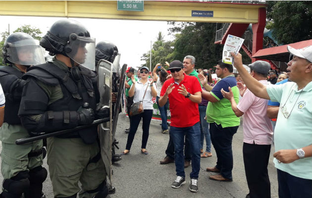 Los maestros gritan consignas frente a los uniformados. Foto: Mayra Madrid. 