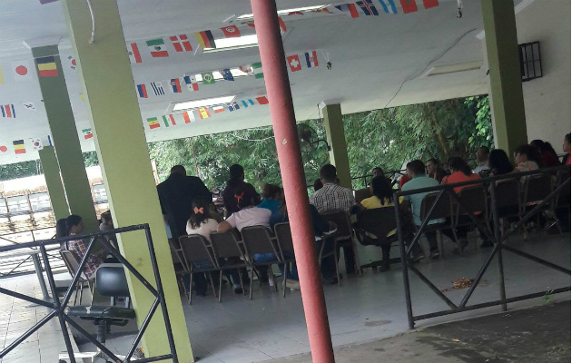 Los docentes se agruparon desde temprano. / Foto: Panamá América