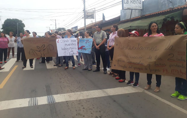 La protesta se realizó en la parte exterior del colegio. Foto: Thays Domínguez. 