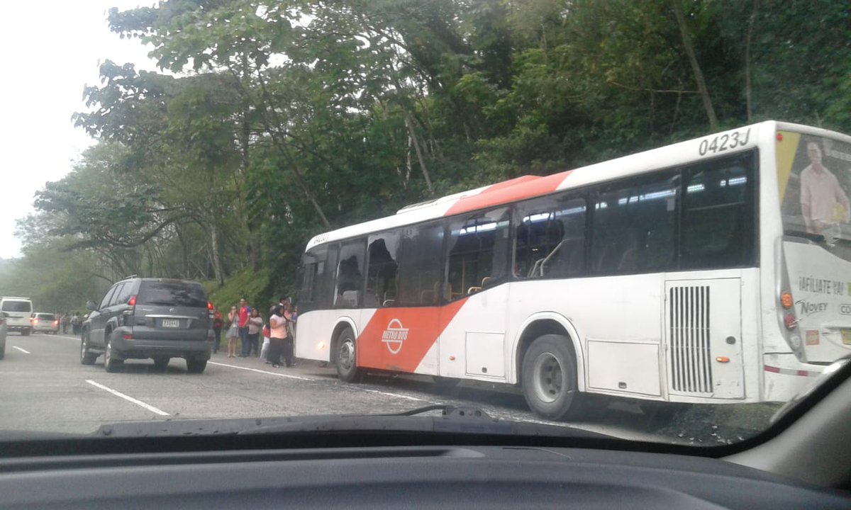 Una unidad de transporte Metrobus sufrió una emergencia a la altura de la comunidad de Chilibre. Tomado de Trafico Panamá.