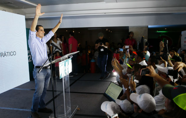 Según Roux una publicación de un diario impreso salió hace diez días antes de las elecciones primarias para perjudicarlo. /Foto: Edward Santos. 