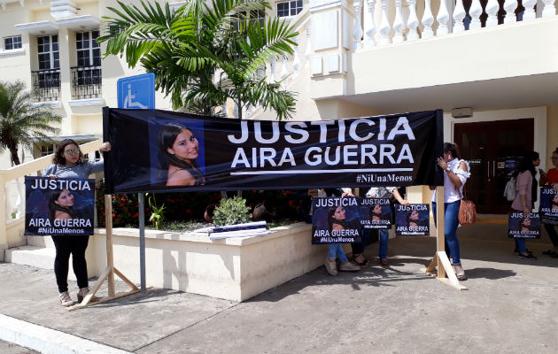 Viacrucis de Aíra Guadalupe Guerra ante sus verdugos. Foto/Archivo