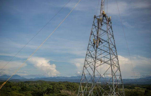 La tercera línea de transmisión se extiende desde Chiriquí hasta la ciudad de Panamá