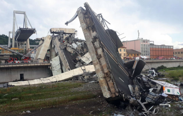 Servicios de emergencia trabajan entre los escombros. Foto: EFE 