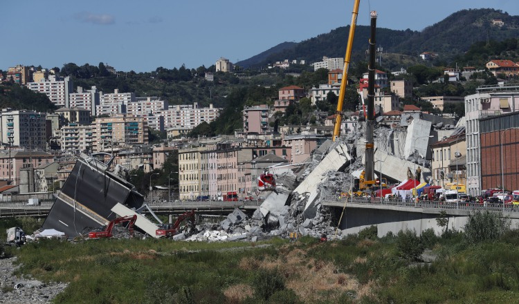 Rescatistas siguen buscando posibles víctimas en el área del derrumbe del puente Morandi. AP