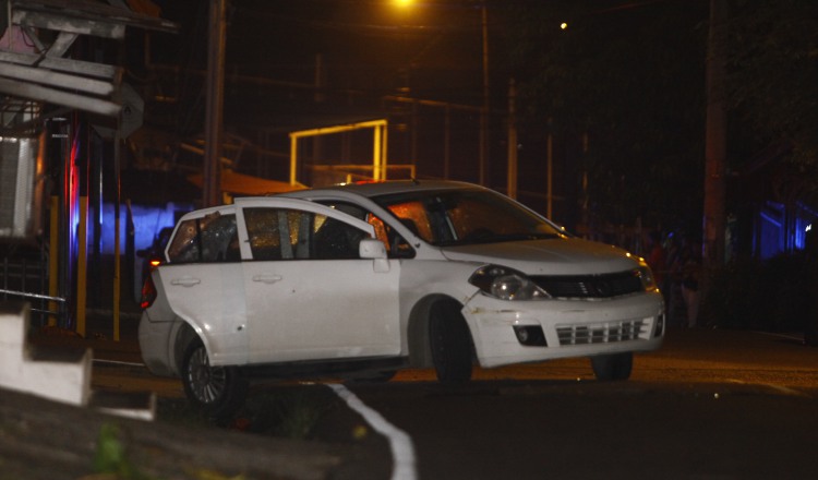 Auto emboscado el domingo. /Foto Alexander Santamaría