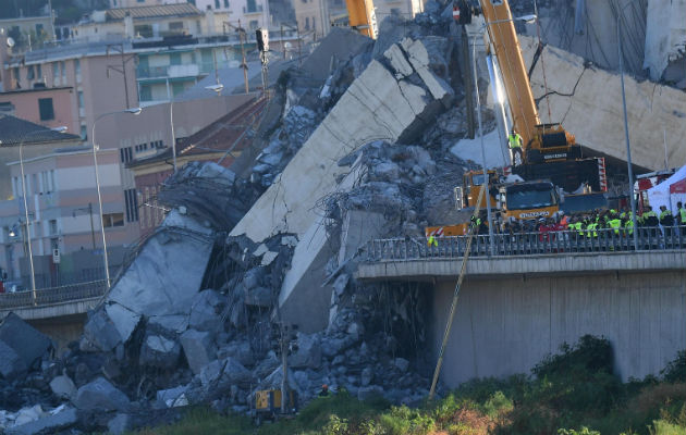 Una grúa trabaja en las labores de búsqueda de víctimas y retirada de los escombros. Foto: EFE 