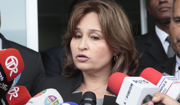 Kenia Porcell no cumple con denuncia formal en la instancia correcta. Víctor Arosemana