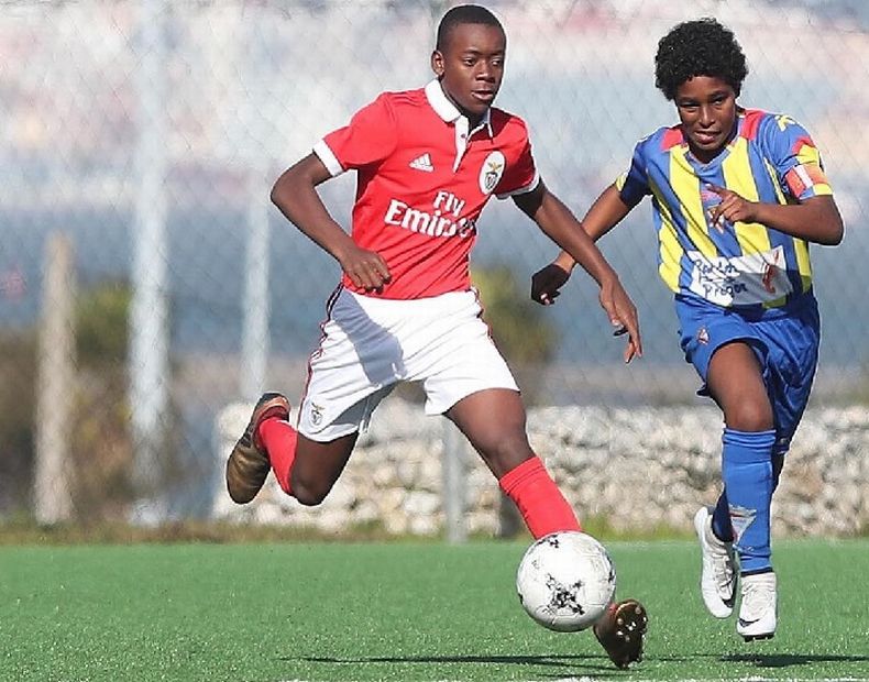 David Banda en la cancha defendiendo los colores del Benfica. Foto @Madonna