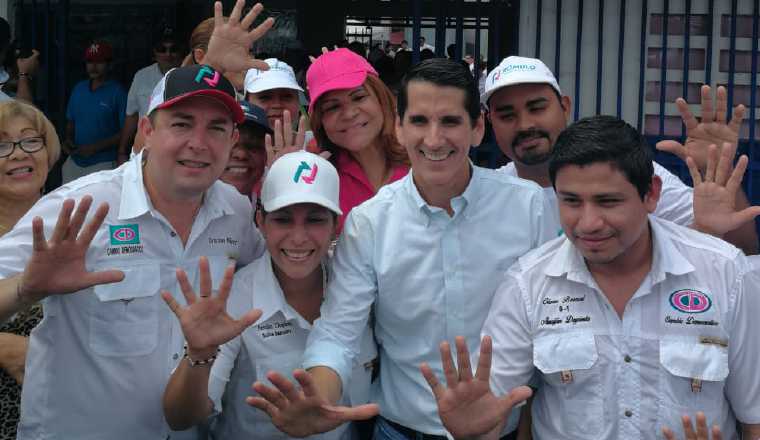 Rómulo Roux junto a copartidarios el día de las primarias de Cambio Democrático. 