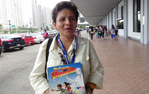 Escritora Telsy Sánchez G. deleita a la niñez con sus cuentos. Foto: Rosalina Orocú M.