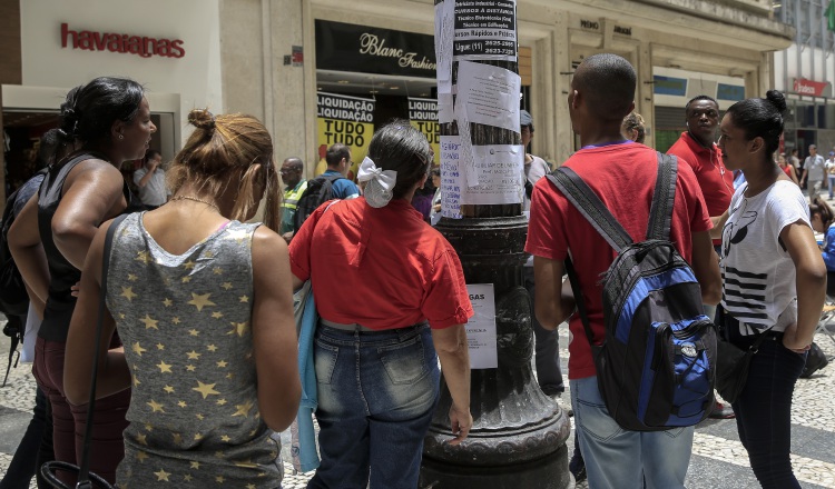 En Estados Unidos, dos personas trabajan por una que no lo hace. EFE