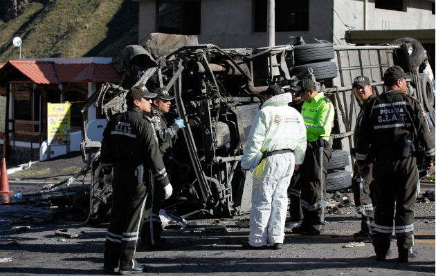 Más de una hora tomó a la policía extraer la droga del bus.