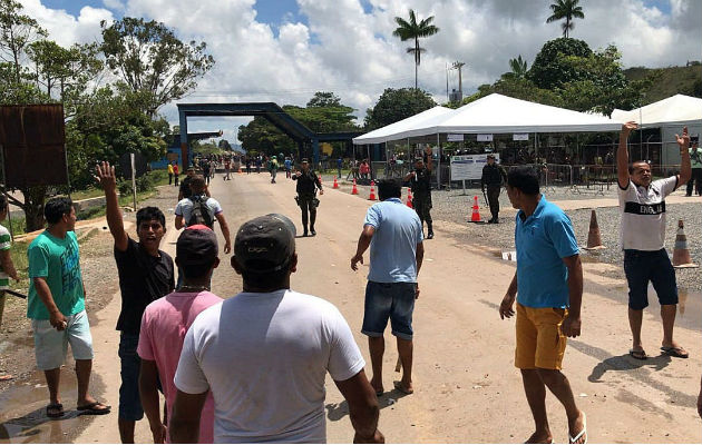 Un grupo de habitantes se concentró desde primera hora de este sábado, prendió fuego a las carpas y tiendas de campaña donde están hospedados los venezolanos