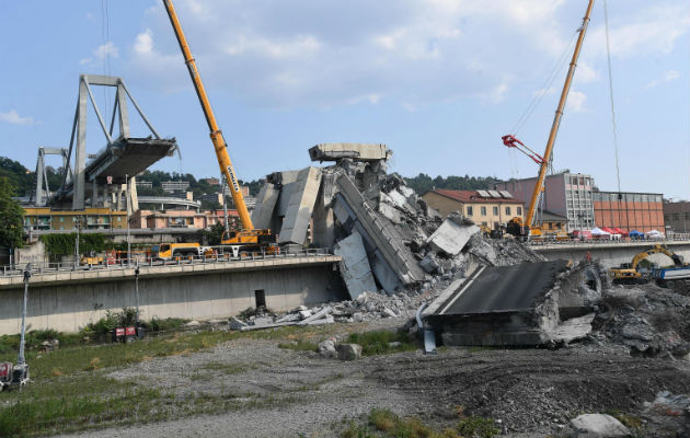 Las autoridades han iniciado las investigaciones sobre el derrumbe del puente construido en 1967. FOTO/AP