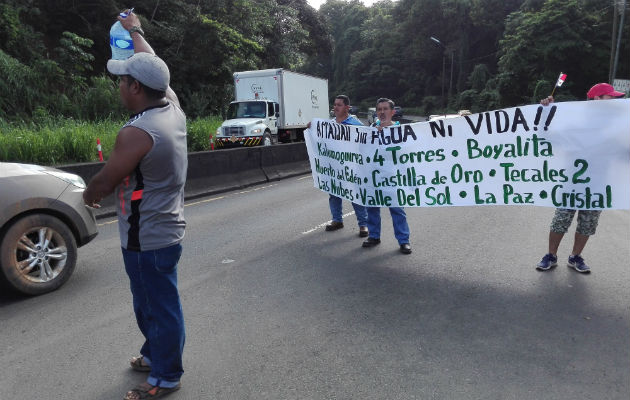 En opinión de los residentes de Loma Cová, el  personal del Instituto de Acueductos y Alcantarillados Nacionales (Idaan), es “inoperante” al no atender los reclamos de agua potable.