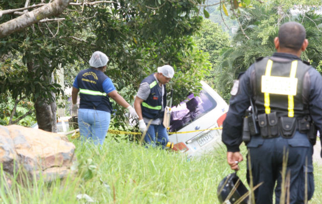 Peritos investigan en el área del accidente. 