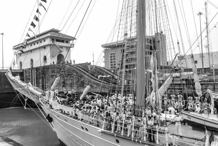 Buque Escuela Esmeralda, de la Armada de Chile, en su travesía por el Canal de Panamá el martes 10 de julio de 2018.