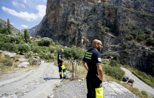 Varios miembros de los equipos de rescate trabajan en una garganta del río Raganello. FOTO/EFE