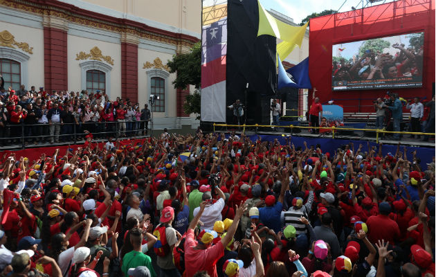 El temblor coincidió con una marcha chavista de apoyo a Maduro. Fotos: EFE.