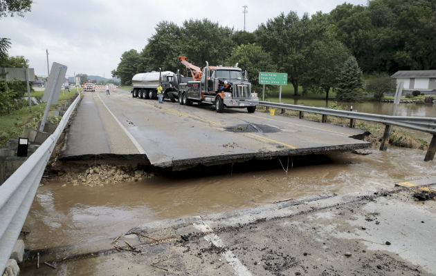 Camión varado ante la rotura del puente en
