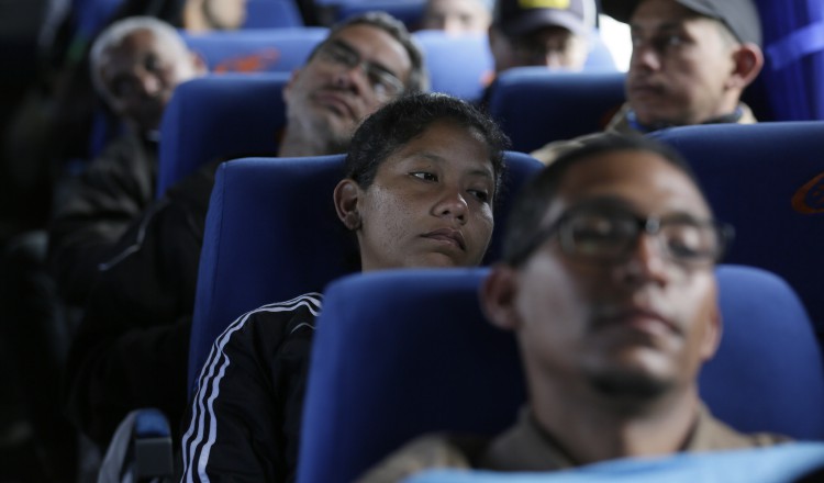 Venezolanos dejan Ecuador y van rumbo a Perú. AP