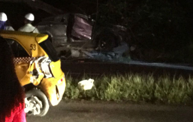 El accidente se dio entre un taxi y otro vehículo particular, este último quedó en un poste eléctrico y cerca a la quebrada fantasma.