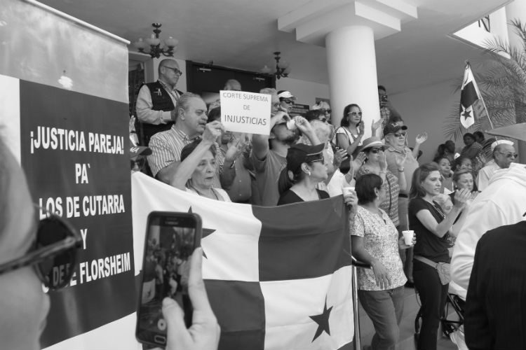 Protesta ciudadana por la forma de administrar justicia, en las escalinatas de la Corte Suprema.
