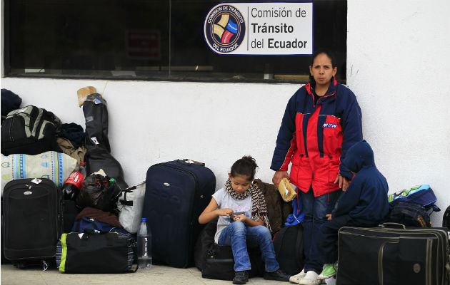 Venezolanos esperan para cruzar el paso fronterizo entre Ecuador y Perú. Fotos: EFE/AP.