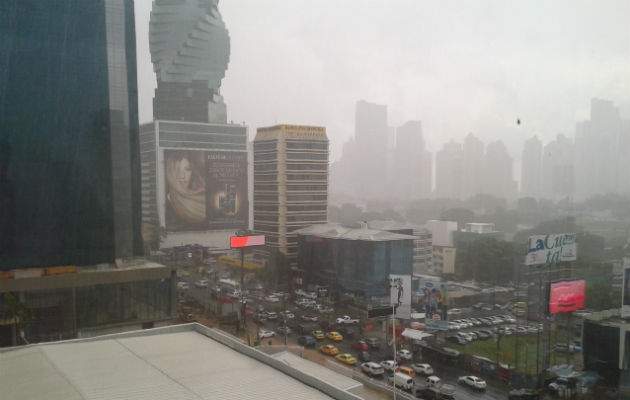 Autoridades piden no ponerse en riesgo durante las lluvias./ Foto: Panamá América