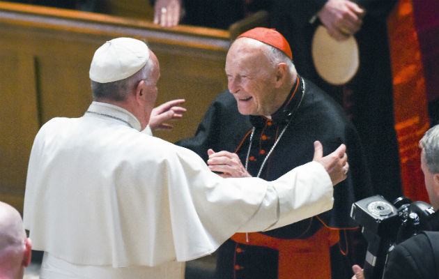 El papa Francisco se acerca para abrazar al cardenal arzobispo emérito Theodore McCarrick después de la oración de mediodía del Divino con más de 300 obispos de los EE. UU. en 2015. FOTO/AP