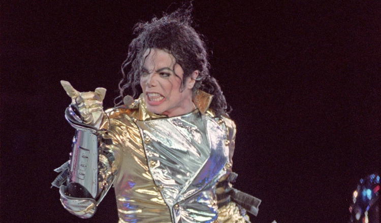 Michael Jackson bailando, durante un momento de la actuación ofrecida en el estadio de La Romareda de Zaragoza (España) (1996). /Foto: EFE