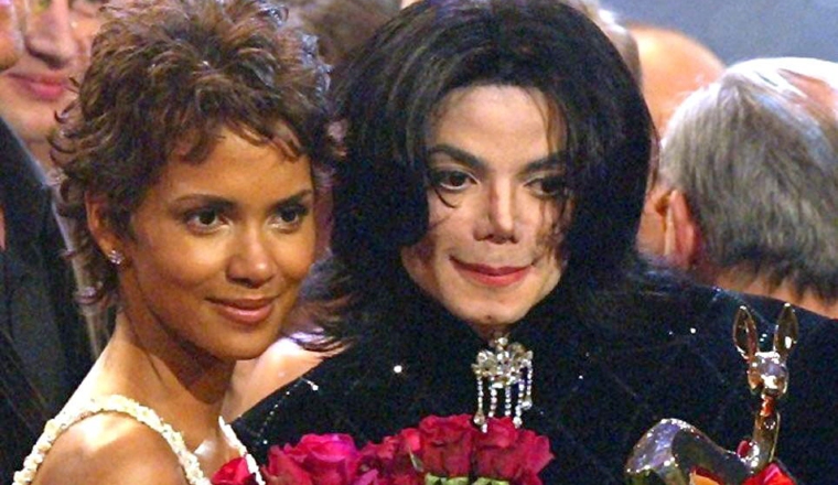 Junto a la actriz Halle Berry en los premios Bambi (2002). /Foto: EFE