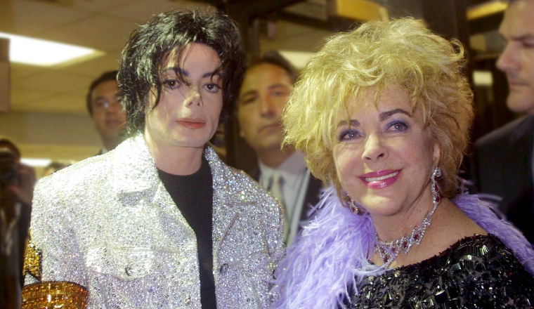 Junto a Elizabeth Taylor en 2001. /Foto: EFE